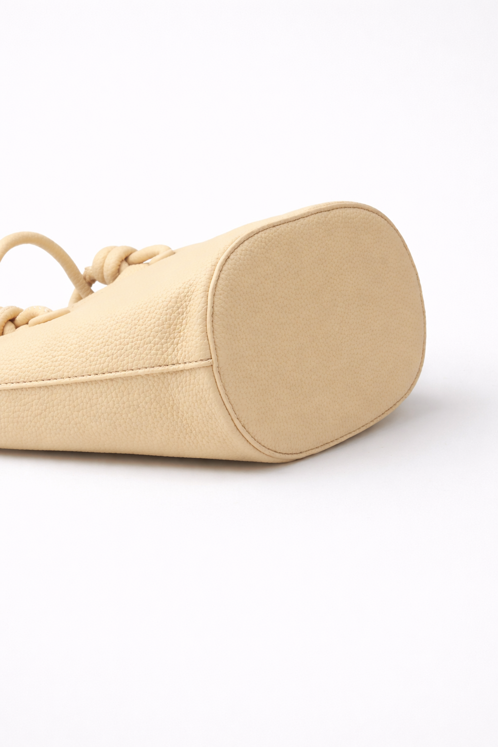 CREAM-COLORED LEATHER BUCKET BAG